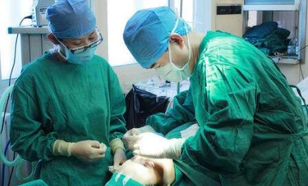 可以自己操作注射隆鼻嗎?