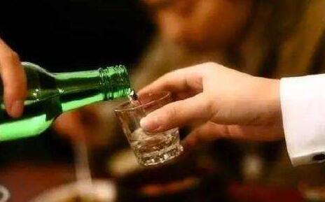 做完隆鼻手術(shù)后為什么不能喝酒?