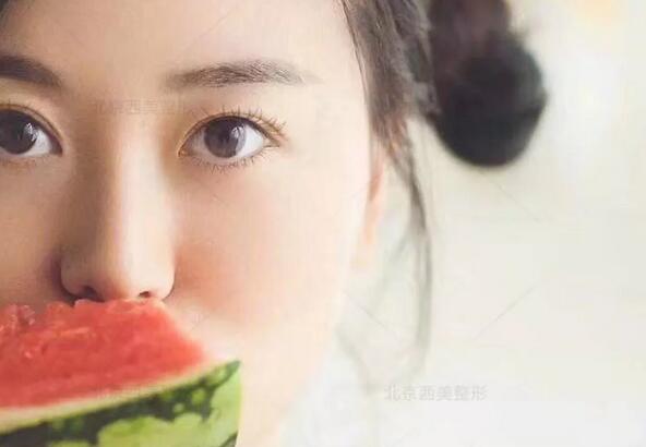 小平行雙眼皮給人的感覺(jué)就是更加溫柔、內(nèi)斂、耐看