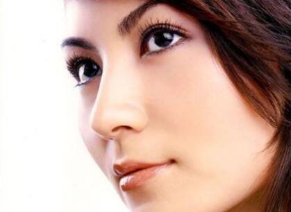 注射骨粉隆鼻的并發(fā)癥主要有以下三點：