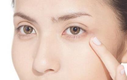試試比牙膏和白醋更好更有的去眼袋方法~