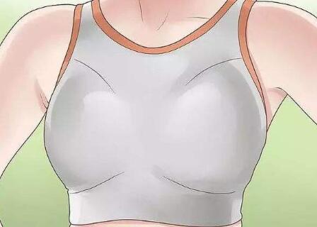 用溫和的洗面奶清洗胸部