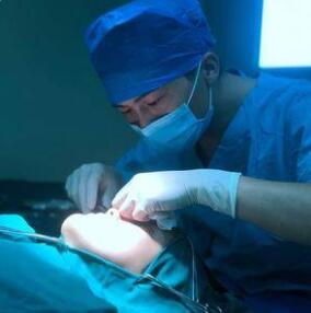 孫震醫(yī)生簡介