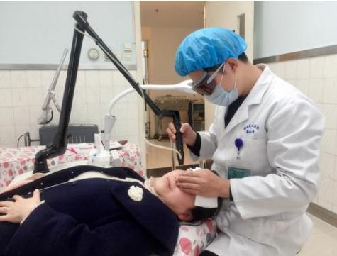 做激光祛斑手術(shù)的時(shí)候，為什么會(huì)有一股燒焦的味道？