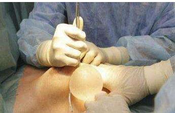 做完假體隆胸手術(shù)，學(xué)會這個趴床方法恢復(fù)快！