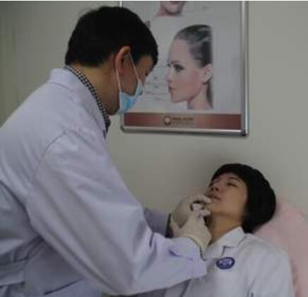 方躍明醫(yī)生是整形美容界的博士，他創(chuàng)辦的微麗醫(yī)美開創(chuàng)了平價微整形的先河