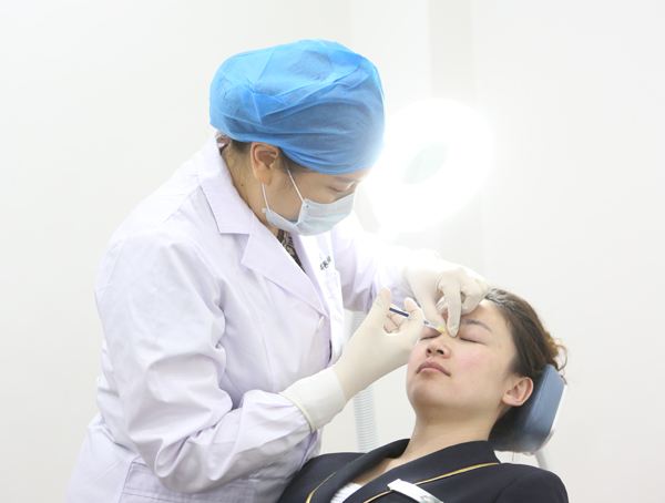 北京注射隆鼻多少錢？哪個(gè)品牌的玻尿酸隆鼻果好？