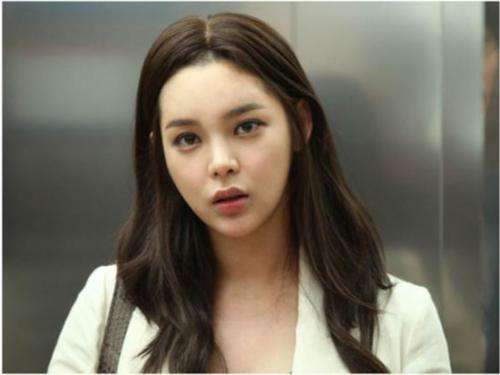 看看韓星樸詩妍整容前后的變化圖片，以往清純照片曝光！