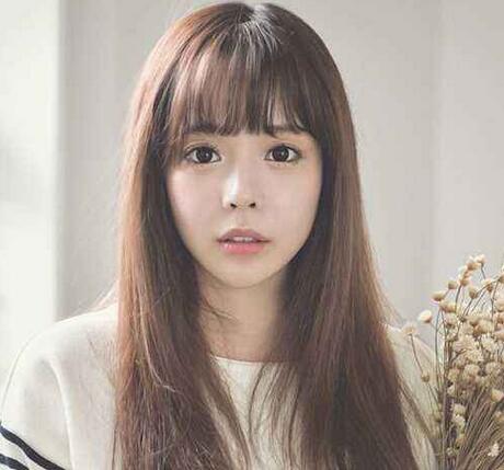 具體的方法是剪劉海蓋住額頭