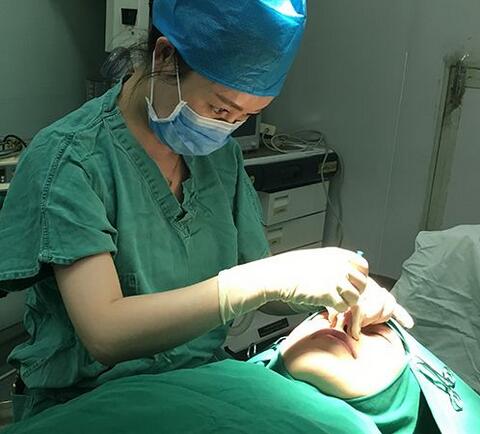 塌鼻梁做隆鼻手術(shù)怎么樣？有經(jīng)驗(yàn)醫(yī)美專家教你有避坑