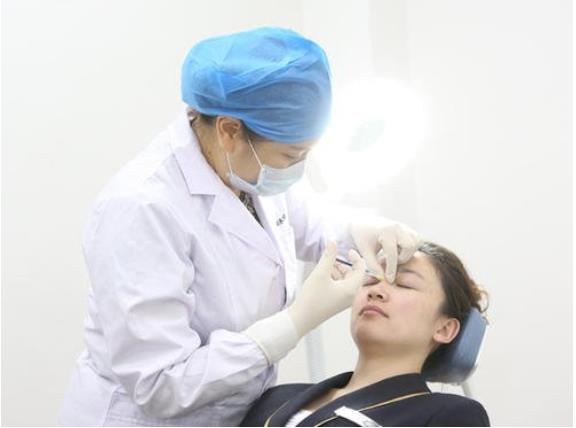 注射隆鼻手術(shù)