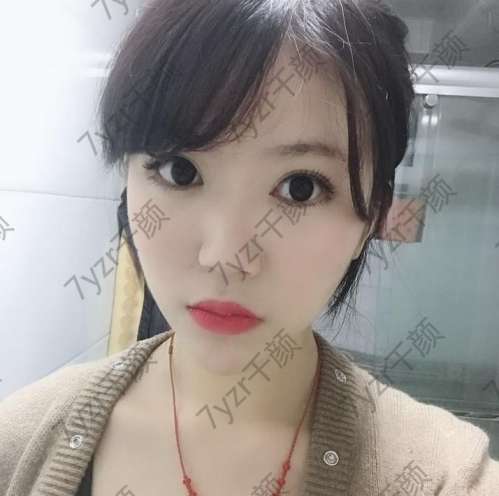 前幾天拍古裝照鼻子小挺翹的，真的很上鏡