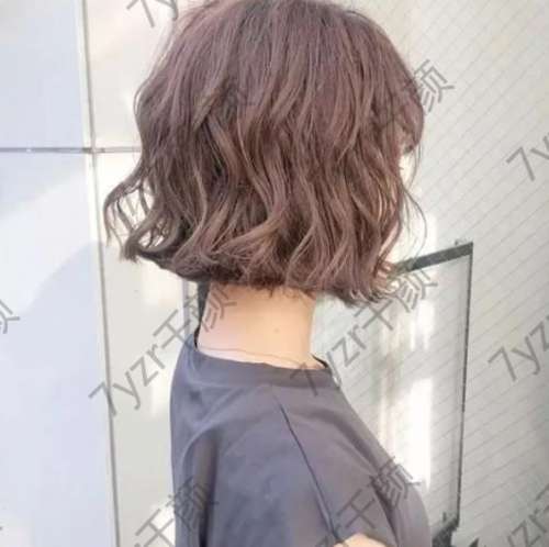 波浪卷發(fā)的溫柔魅力：明星發(fā)型師分享技巧