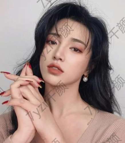 年會(huì)妝容大揭秘：打造無(wú)瑕肌底，弱化眼影，精準(zhǔn)高光，厚涂唇妝，讓你slay全場(chǎng)！